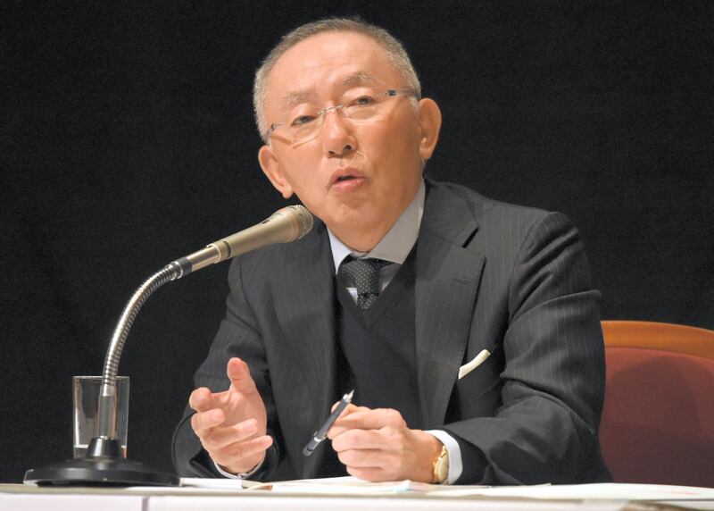 Tadashi Yanai, chairman and president of Japan's Fast Retailing which owns Uniqlo and other brands, gestures as he answers questions during a workshop at Waseda University in Tokyo on January 19, 2016. Some 300 students and young executives took part in the event to learn business from Yanai.    AFP PHOTO / Toru YAMANAKA (Photo by TORU YAMANAKA / AFP)