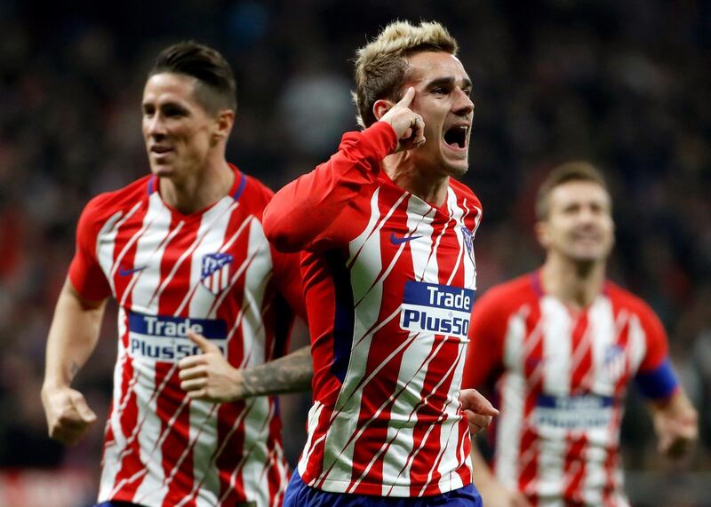 epa06344723 Atletico de Madrid's French striker Antoine Griezmann (r) celebrates a goal during the UEFA Champions League group stage match between Atletico Madrid and AS Roma at the Wanda Metropolitano stadium in Madrid, Spain, 22 November 2017.  EPA/JUANJO MARTIN