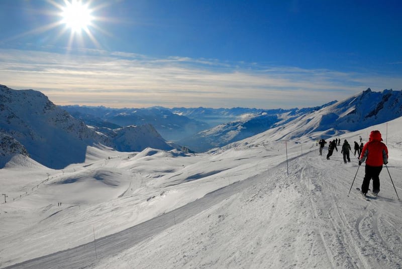 Skiing from La Thuile, Italy, towards La Rosière, France, along the San Bernardino pass. Alamy