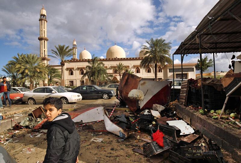 Libyans check the aftermath of an explosion in the eastern city of Benghazi on January 24, 2018. 
The death toll following a double car bomb attack in the Libyan city of Benghazi night has risen to at least 34, a hospital spokeswoman said / AFP PHOTO / Abdullah DOMA