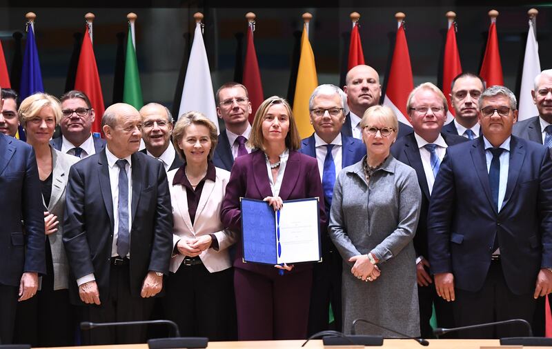 epa06326515 EU foreign policy chief Federica Mogherini (C) poses with some foreign and defence ministers from 23 EU member states after they signed the notification on Permanent Structure Cooperation (PESCO) on the margin of a foreign affairs council at the European Council in Brussels, Belgium, 13 November 2017.  EPA/EMMANUEL DUNAND / POOL