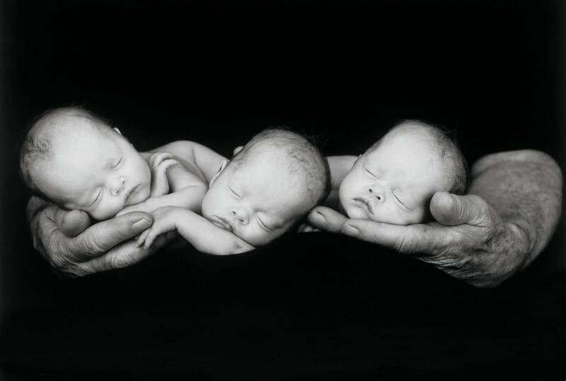 Jack holding triplets Charleé B, Susanna, and Jaclyn, 9 weeks, Auckland, 1999 from Anne Geddes’s Small World book. Courtesy Taschen