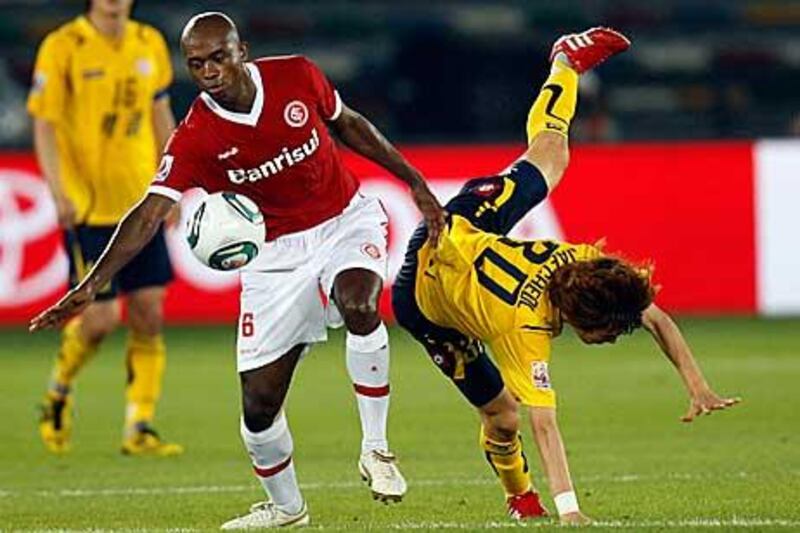 Internacional’s Kleber, left, takes the ball away from Seongnam’s Jo Jae-cheol last night.