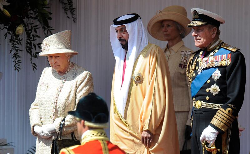 epa03682247 United Arab Emirates (UAE) President Sheikh Khalifa Al-Nahyan (R) is welcomed by Britain's Queen Elizabeth II and the Duke of Edinburgh (right)  at Windsor Castle near London  30 April 2013. The president is on a two day state visit to Britain amid claims that three Britons who were sentenced to four years in prison by a Dubai court over drug charges, 29 April, were tortured during their detention.  EPA/ANDY RAIN *** Local Caption ***  03682247.jpg