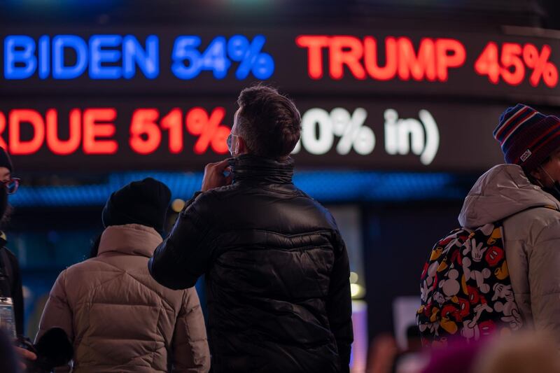 NEW YORK, NY - NOVEMBER 03: People gather in Times Square as they await election results on November 3, 2020 in New York City. After a record-breaking early voting turnout, Americans head to the polls on the last day to cast their vote for incumbent U.S. President Donald Trump or Democratic nominee Joe Biden in the 2020 presidential election.   David Dee Delgado/Getty Images/AFP
== FOR NEWSPAPERS, INTERNET, TELCOS & TELEVISION USE ONLY ==
