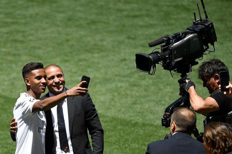 Rodrygo takes a selfie photo with Roberto Carlos during his official presentation at Real Madrid. AFP