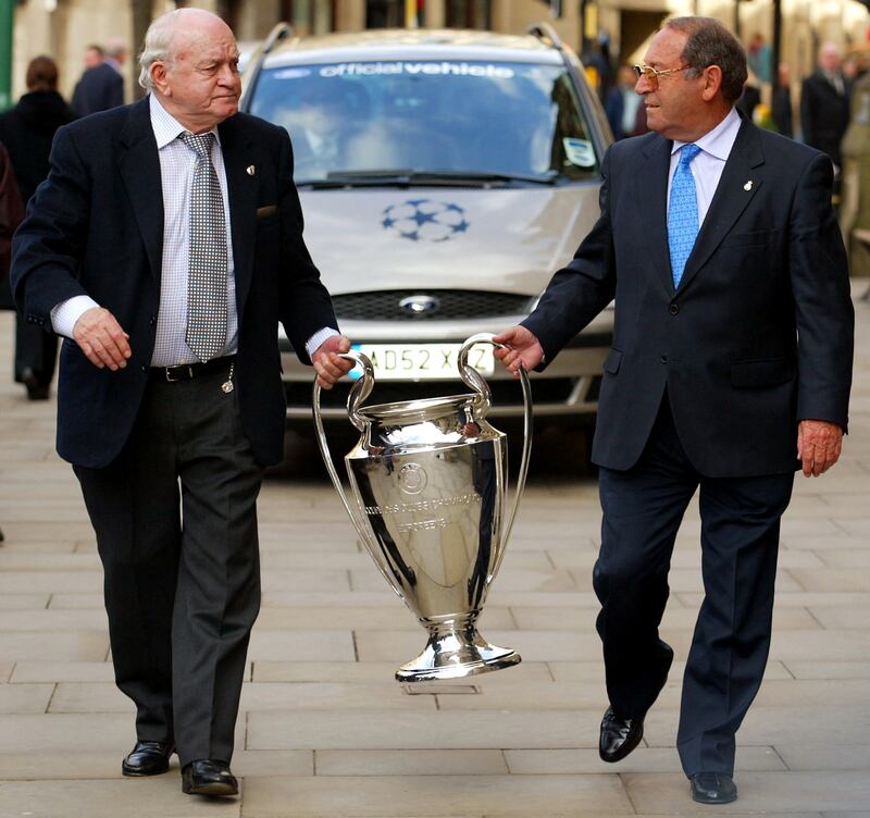 FILE PHOTO: Former Real Madrid players Alfredo Di Stefano and Francisco Gento arrive at Manchester Town Hall to officially hand over the UEFA Champions League trophy to the city, April 3, 2003. Reuters