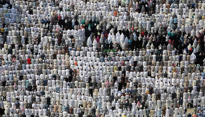 TOPSHOT - Muslim worshippers perform prayers around the Kaaba, Islam's holiest shrine, at the Grand Mosque in Saudi Arabia's holy city of Mecca on August 28, 2017, prior to the start of the annual Hajj pilgrimage in the holy city. / AFP PHOTO / KARIM SAHIB