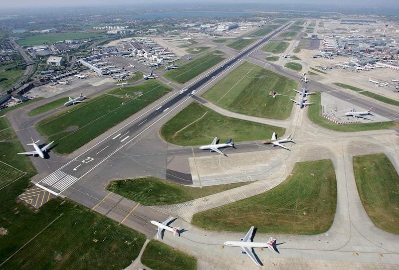 Planes queueing to take off at Heathrow in 2007