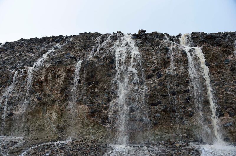 SHARJAH, 28th October, 2018 (WAM) -- Rainfall averaged between moderate and heavy affected Fujairah, Khorfakkan, Kalba and the eastern coast cities, resulting in rushing water in the valleys and plateaus, and flooding on roads and low-lying areas. Wam