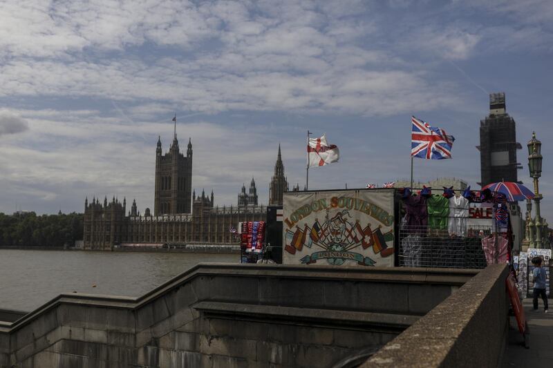 A tourist souvenir stall sits in view of the Houses of Parliament in London, U.K., on Wednesday, Aug. 28, 2019. U.K. Prime Minister Boris Johnson said he plans to suspend Parliament for almost five weeks ahead of Brexit, setting up a showdown with lawmakers who want to block him from taking the U.K. out of the European Union without a divorce deal. Photographer: Simon Dawson/Bloomberg