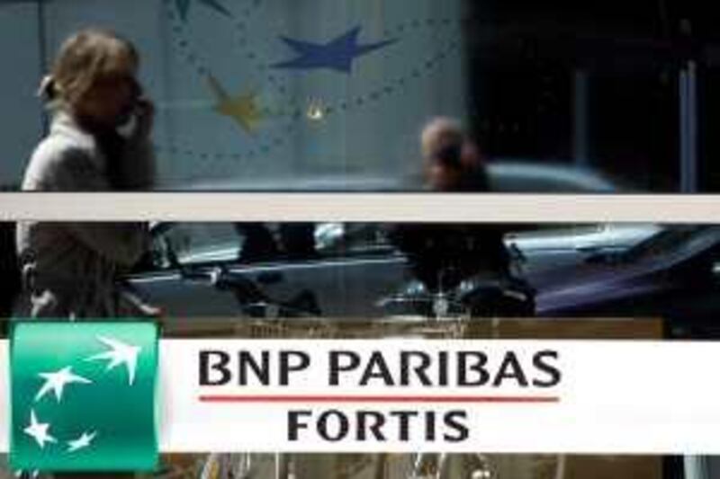 The new logo of financial group BNP Paribas Fortis is seen on the window of a bank in Brussels May 18, 2009.  REUTERS/Thierry Roge   (BELGIUM BUSINESS)