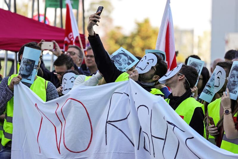 Employees of Ryanair wear masks with the picture o O'Leary during a protest at the airport in Frankfurt Main. EPA