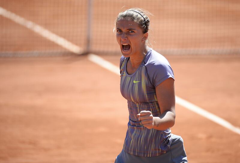 TOPSHOTSItaly's Sara Errani celebrates after winning against Poland's Agnieszka Radwanska during a French tennis Open quarter final match at the Roland Garros stadium in Paris on June 4, 2013.        AFP PHOTO / MARTIN BUREAU
 *** Local Caption ***  267764-01-08.jpg