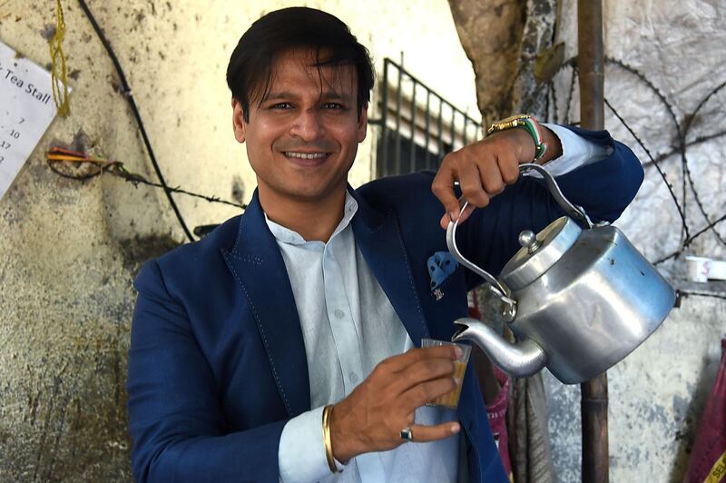 Indian Bollywood actor Vivek Oberoi poses for a picture in a tea stall during the promotion of the biopic Hindi film "PM Narendra Modi", in Mumbai on May 23, 2019.  / AFP / STR
