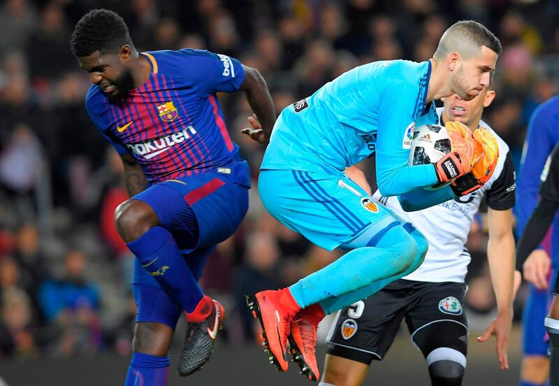 Valencia's Spanish goalkeeper Jaume (R) vies with Barcelona's French defender Samuel Umtiti during the Spanish 'Copa del Rey' (King's cup) first leg semi-final football match between FC Barcelona and Valencia CF at the Camp Nou stadium in Barcelona on February 01, 2018. / AFP PHOTO / LLUIS GENE