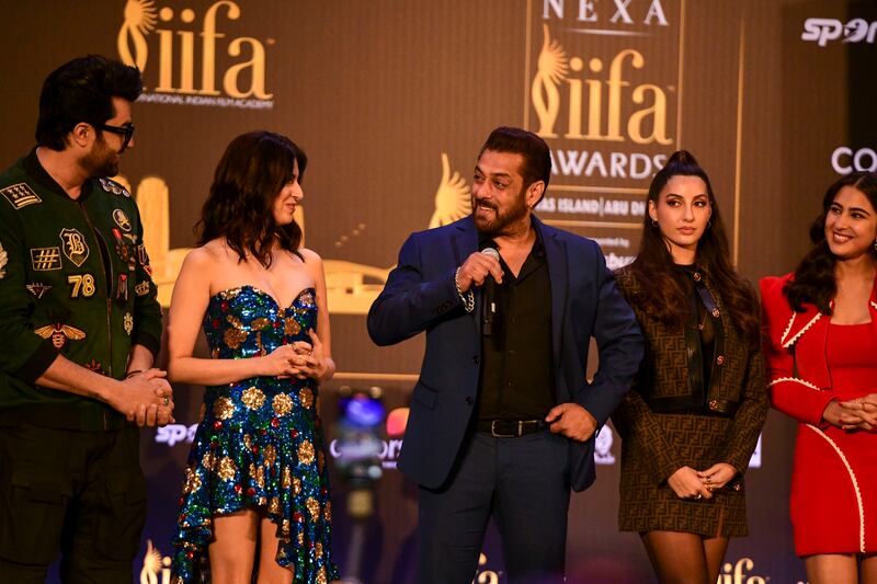 Manish Paul, Divya Khosla Kumar, Salman Khan, Nora Fatehi and Sara Ali Khan. 