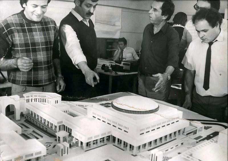 Dimitar Bogdanov (third man standing from the left) discusses the model of the Hamma Center, Algiers (Algeria), Private archive of Borislav Bogdanov, Sofia (Bulgaria).