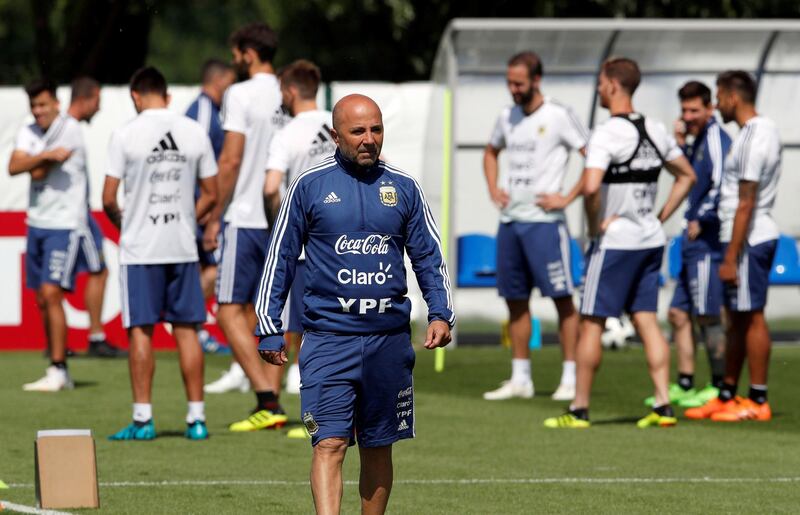 Argentina's manager Jorge Sampaoli attends a training session in Bronnitsy. Alberto Estevez / EPA