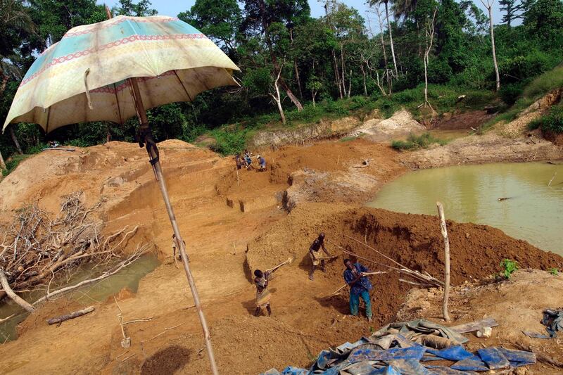 Men mine for diamonds in Bo District, Sierra Leone, December 6, 2008. | Location: Bo District, Sierra Leone.  (Photo by Ann Johansson/Corbis via Getty Images)