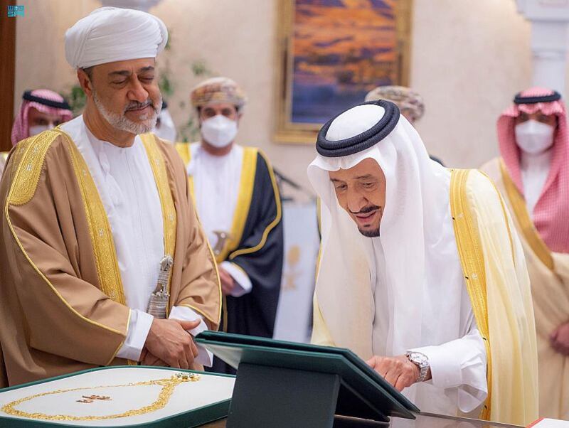 Sultan Haitham and King Salman exchange gifts.