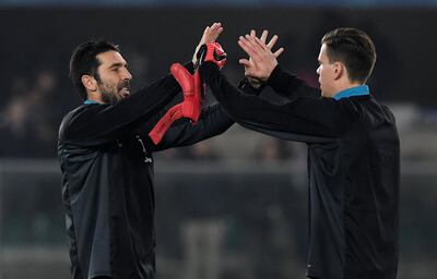 Soccer Football - Serie A - Chievo Verona vs Juventus - Stadio Marc'Antonio Bentegodi, Verona, Italy - January 27, 2018   Juventus’ Gianluigi Buffon and Wojciech Szczesny during the warm up before the match    REUTERS/Alberto Lingria