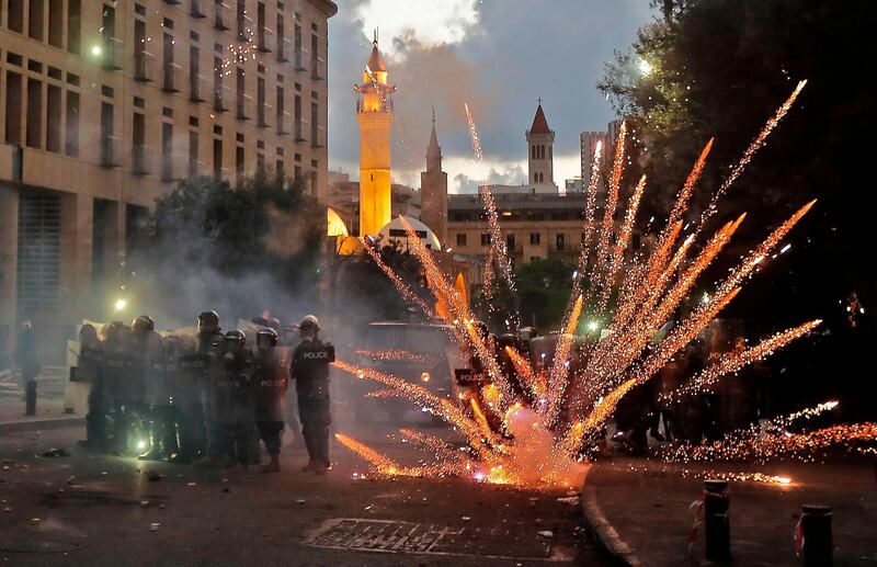 Lebanese security forces clash with protesters near the parliament in central Beirut on August 10, 2020 following a huge chemical explosion that devastated large parts of the Lebanese capital.  / AFP / JOSEPH EID
