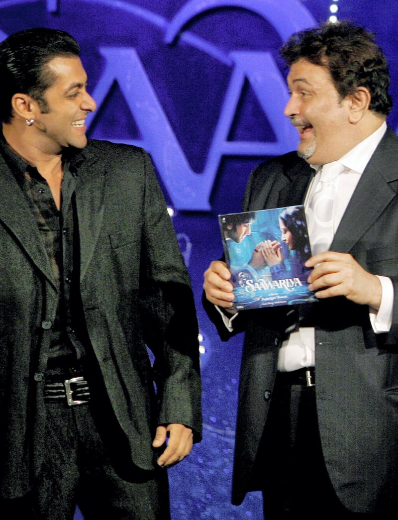 Indian Bollywood actor Salman Khan (L) shares a joke with Rishi Kapoor at the music release of the film "Saawariya" in Mumbai, 15 September 2007.  The first Indian co-production with Sony Pictures, "Saawariya" is scheduled to be released in theatres on 09 November 2007.           AFP PHOTO/PAL PILLAI (Photo by PAL PILLAI / AFP)
