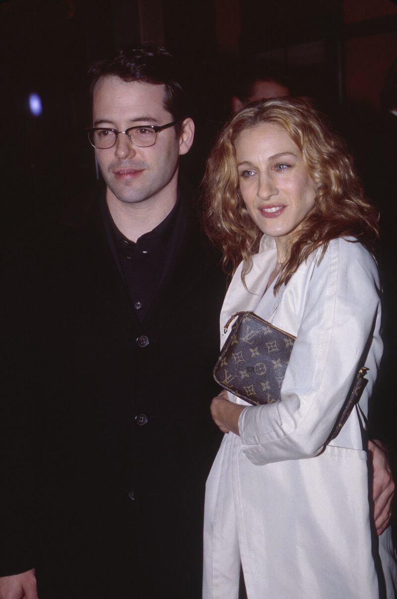 Hollywood star Sarah Jessica Parker poses with a Louis Vuitton handbag at a premiere in New York City in 2000