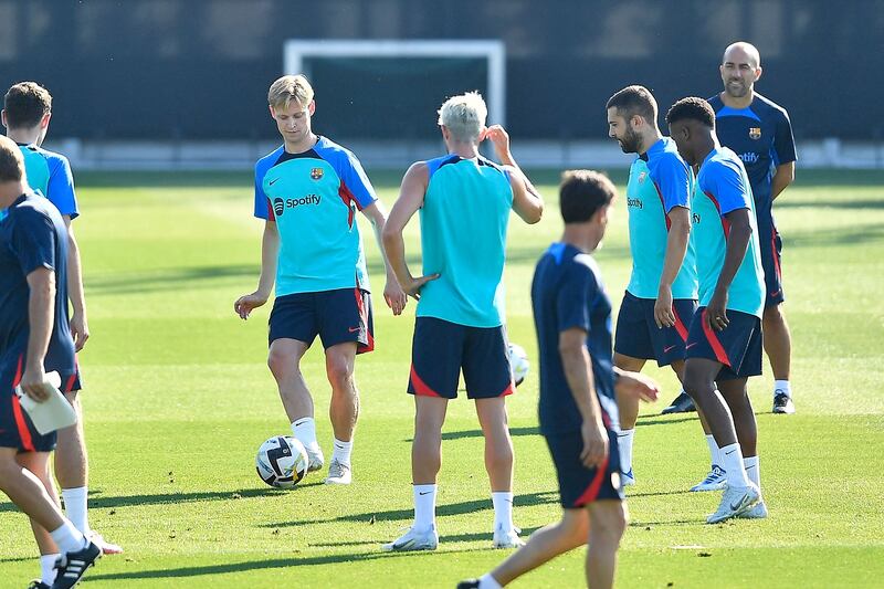 Barcelona's Dutch midfielder Frenkie De Jong (L) and teammates take part in a training session at the Joan Gamper training ground in Sant Joan Despi, near Barcelona on July 12, 2022.  (Photo by Pau BARRENA  /  AFP)