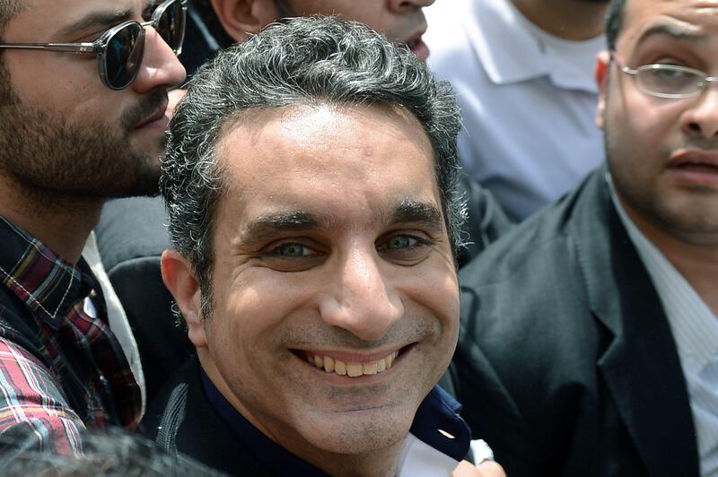 Egyptian satirist and television host Bassem Youssef is surrounded by his supporters upon his arrival at the public prosecutor's office in the high court in Cairo, on March 31, 2013. Youssef was questioned by prosecutors over alleged insults to the president and to religion, reigniting calls for freedom of expression in post-revolt Egypt.  AFP PHOTO / KHALED DESOUKI
 *** Local Caption ***  813480-01-08.jpg