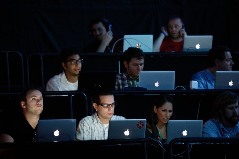 Writers use computers during the Sony news conference show on the eve of the opening of E3, the Electronic Entertainment Expo, in Los Angeles, California, June 10, 2013. REUTERS/David McNew (UNITED STATES - Tags: SCIENCE TECHNOLOGY BUSINESS) *** Local Caption ***  LOA012_USA-_0611_11.JPG