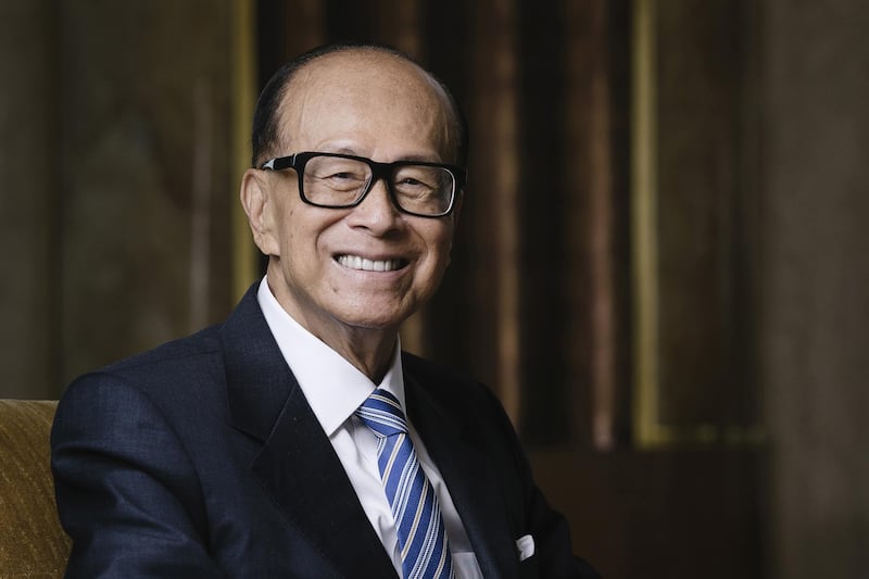 Billionaire Li Ka-shing, chairman of CK Hutchison Holdings Ltd. and Cheung Kong Property Holdings Ltd., sits for a photograph in Hong Kong, China, on Thursday, June 16, 2016. Hong Kong's richest man stepped up his calls for Britons to vote in favor of staying in the European Union as the world braces for the outcome of this week's vote. Photographer: Calvin Sit/Bloomberg
