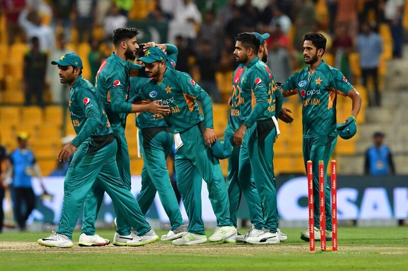 Pakistan's team mates celebrate at the end of the first T20 cricket match between Pakistan and New Zealand at the Abu Dhabi Cricket Stadium in Abu Dhabi on October 31, 2018. / AFP / GIUSEPPE CACACE
