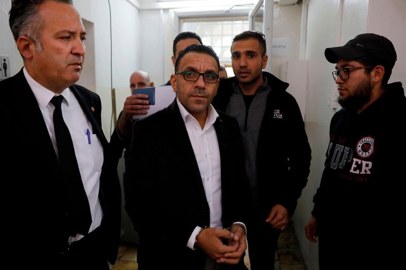 Adnan Gheith (C), Palestinian governor of Jerusalem, is brought handcuffed to a remand hearing at the Magistrate's Court in Jerusalem on November 25, 2018. Israeli police arrested the Palestinian governor of Jerusalem for the second time in as many months, a spokesman said Sunday, after reports of an investigation related to a land sale.
Israeli media have reported that authorities have been investigating the governor following the PA's arrest of a man in October accused of being involved in selling property in east Jerusalem to a Jewish buyer. / AFP / MENAHEM KAHANA
