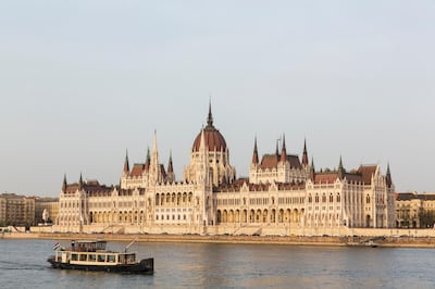 Europa, Ungarn, Budapest, Donau, Aussicht auf die Stadthälfte Pest, Parlamentsgebäude (Országház Budapest). Getty Images