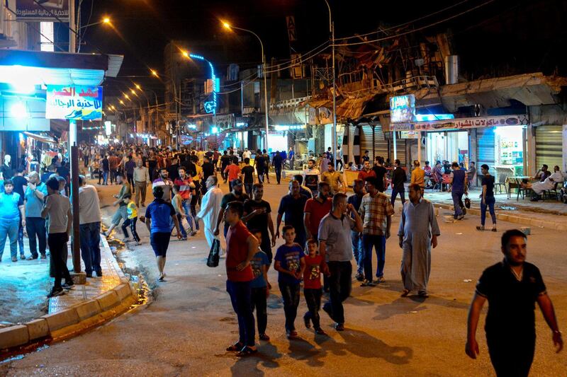 Iraqis go shopping in the first hours of June 1, 2019, during the holy month of Ramadan in Mosul, northern Iraq.  / AFP / Zaid AL-OBEIDI
