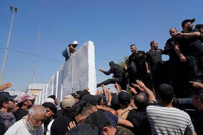 Iraqi security forces prevent protesters from entering the Federal Court during a demonstration in Baghdad, Iraq, Monday, Aug.  29, 2022.  (AP Photo / Hadi Mizban)