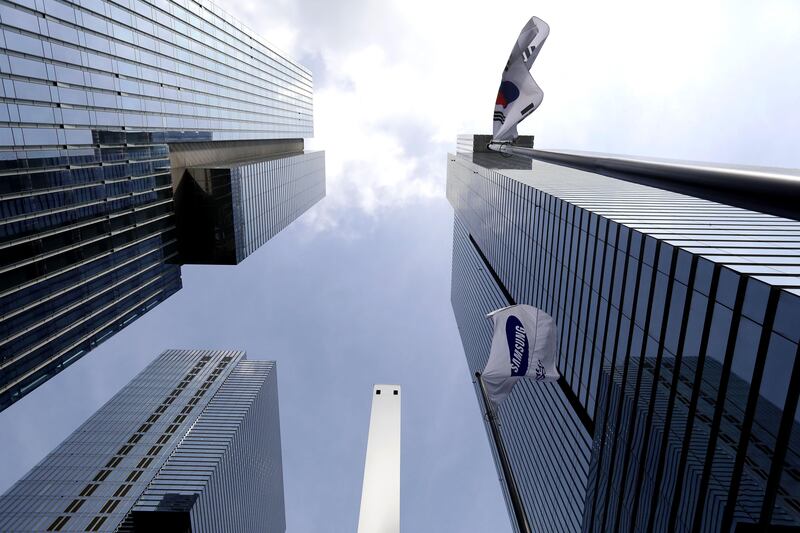 A Samsung flag flies outside the Samsung office in Seoul, South Korea.  Chung Sung-jun / Getty Images