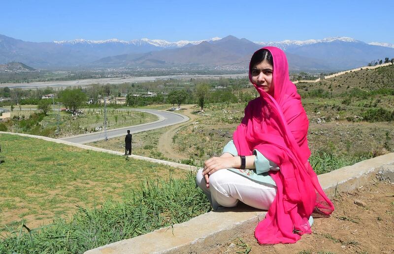 Pakistani activist and Nobel Peace Prize laureate Malala Yousafzai poses for a photograph at all-boys Swat Cadet College Guli Bagh, during her hometown visit, some 15 kilometres outside of Mingora, on March 31, 2018.
Malala Yousafzai landed in the Swat valley on March 31 for her first visit back to the once militant-infested Pakistani region where she was shot in the head by the Taliban more than five years ago. / AFP PHOTO / ABDUL MAJEED