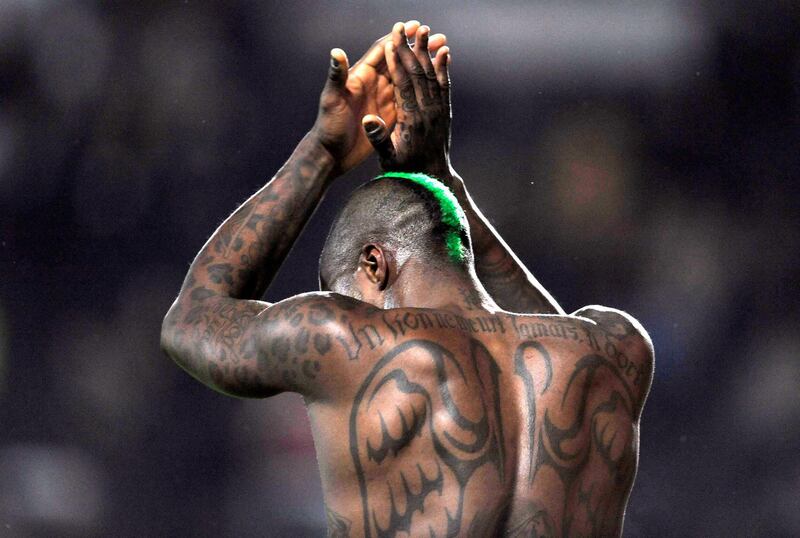 Sunderland's Djibril Cisse applauds the crowd after their English Premier League soccer match against Hull City in Hull December 20, 2008. REUTERS/Nigel Roddis (BRITAIN).  FOR EDITORIAL USE ONLY. NOT FOR SALE FOR MARKETING OR ADVERTISING CAMPAIGNS. NO USE WITH UNAUTHORIZED AUDIO, VIDEO, DATA, FIXTURE LISTS, CLUB/LEAGUE LOGOS OR "LIVE" SERVICES. ONLINE IN-MATCH USE LIMITED TO 45 IMAGES, NO VIDEO EMULATION. NO USE IN BETTING, GAMES OR SINGLE CLUB/LEAGUE/PLAYER PUBLICATIONS.