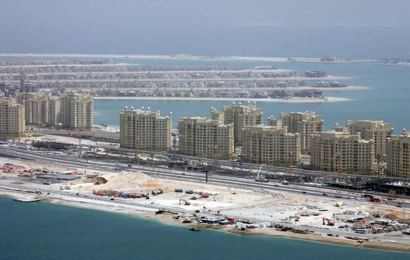 A general view shows ongoing construction on man-made palm tree-shaped islands in Dubai, 20 June 2007. Giant islands taking shape off the coast of Dubai are sparking interest not only from celebrities but also from environmental campaigners jittery about the man-made structures so large they can be seen from space. AFP PHOTO/Karim SAHIB (Photo by KARIM SAHIB / AFP)