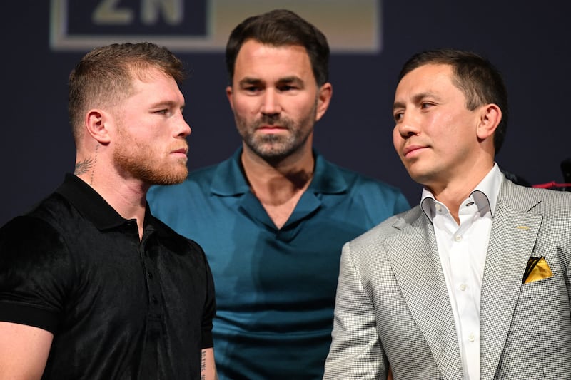 Mexican boxer Saul "Canelo" Alvarez (L) and Kazakhstani boxer Gennady Golovkin (R), alongside boxing promotor Eddie Hearn (C), pose for photos during a press conference ahead of their fight for the undisputed super middleweight championship of the world, in Hollywood, California on June 24, 2022.  - lvarez and Golovkin will meet in the ring on September 17, 2022 in a contest .  (Photo by Robyn Beck  /  AFP)