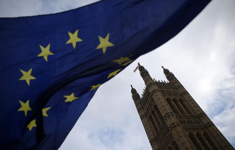 TOPSHOT - An anti-brexit activist flies an EU flag during a demonstration outside of the Houses of Parliament in London on February 28, 2019. British MPs agreed Wednesday to give Prime Minister Theresa May more time to work on her EU withdrawal deal after she promised they could delay Brexit if necessary, but European leaders warned that any postponement would come with conditions. MPs voted by 502 to 20 to endorse May's plan, a radical shift in strategy made only after the threat of revolt by ministers who fear Britain crashing out of the European Union on March 29 without a deal. / AFP / Daniel LEAL-OLIVAS
