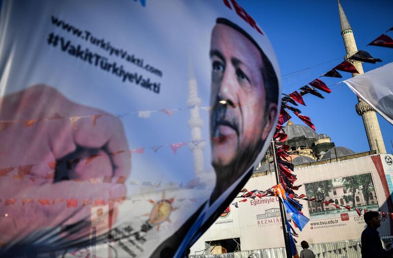 A campaing banner showing Turkey's president is pictured in the Eminonu district of Istanbul on June 14, 2018.  Turkey's President Recep Tayyip Erdogan has pledged for the first time that he would immediately lift the almost two-year state of emergency in place since the 2016 failed coup if he is re-elected in this month's polls.  / AFP / BULENT KILIC
