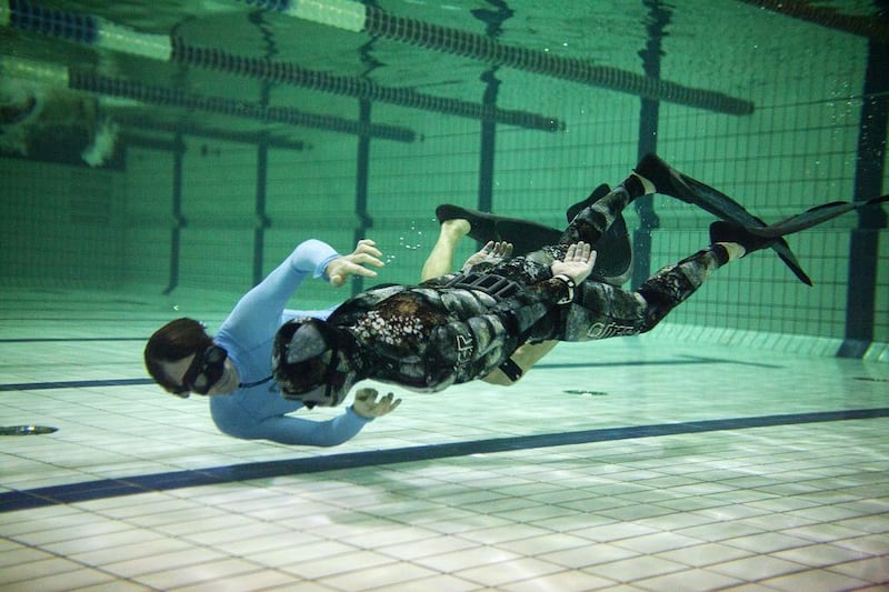 Alex Boulting, co-founder of Freediving UAE, leads a training session at the Armed Forces Officers Club in Abu Dhabi. Christopher Pike / The National 