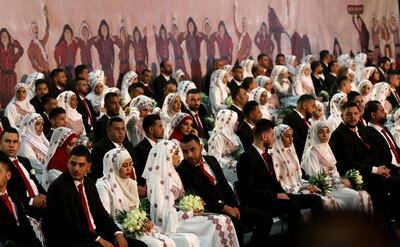 Newly-wed couples are seen during a mass wedding ceremony for 150 Palestinian couples and 50 other Lebanese couples, organised by the Palestinian Presidency and the Palestine Liberation Organisation (PLO) and held in the Lebanese fishing town of Rmaile, south of the capital Beirut, on January 19, 2019.  / AFP / Mahmoud ZAYYAT
