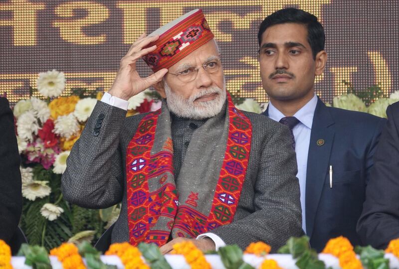 epa07250230 Indian Prime Minister Narendra Modi (L), during a Bharatiya Janata Party's (BJP) 'Jan Abhar Rally', in Dharamsala, India, 27 December 2018. The rally was organized by the BJP to celebrate one year completion of BJP government in the state of Himachal Pradesh.  EPA/SANJAY BAID