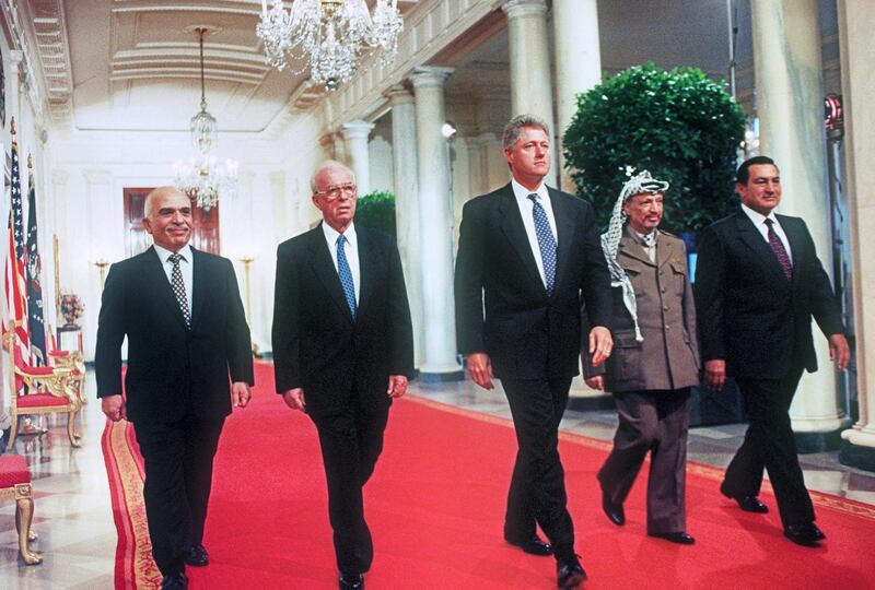 US President Bill Clinton (C), Israeli Prime Minister Yitzhak Rabin (2nd-L), PLO Chairman Yasser Arafat (2nd-R), King Hussein I of Jordan (L)and Egyptian President Hosni Mubarak (R) arrive for the signing ceremony of a Palestinian autonomy accord in the West Bank, at the white House in Washington, DC, 28 September 1995. (Photo by LUKE FRAZZA / AFP)