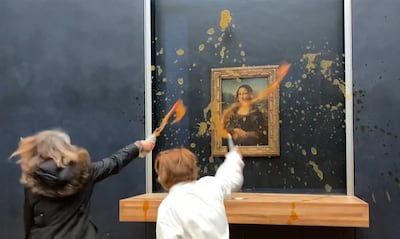 Protesters throw soup at the Mona Lisa.  David Cantiniaux / AFP